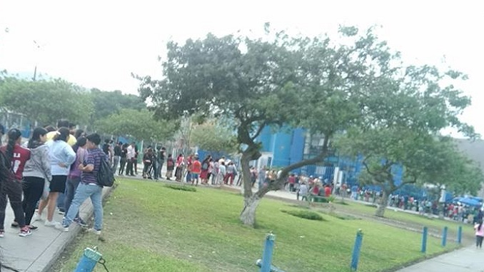 prensa la eskina callao inmensa cola para pedir servicio de ecografia